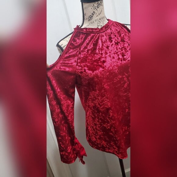 Crushing It Cold Shoulder Blouse Top. 🌴 - Picture 3 of 12